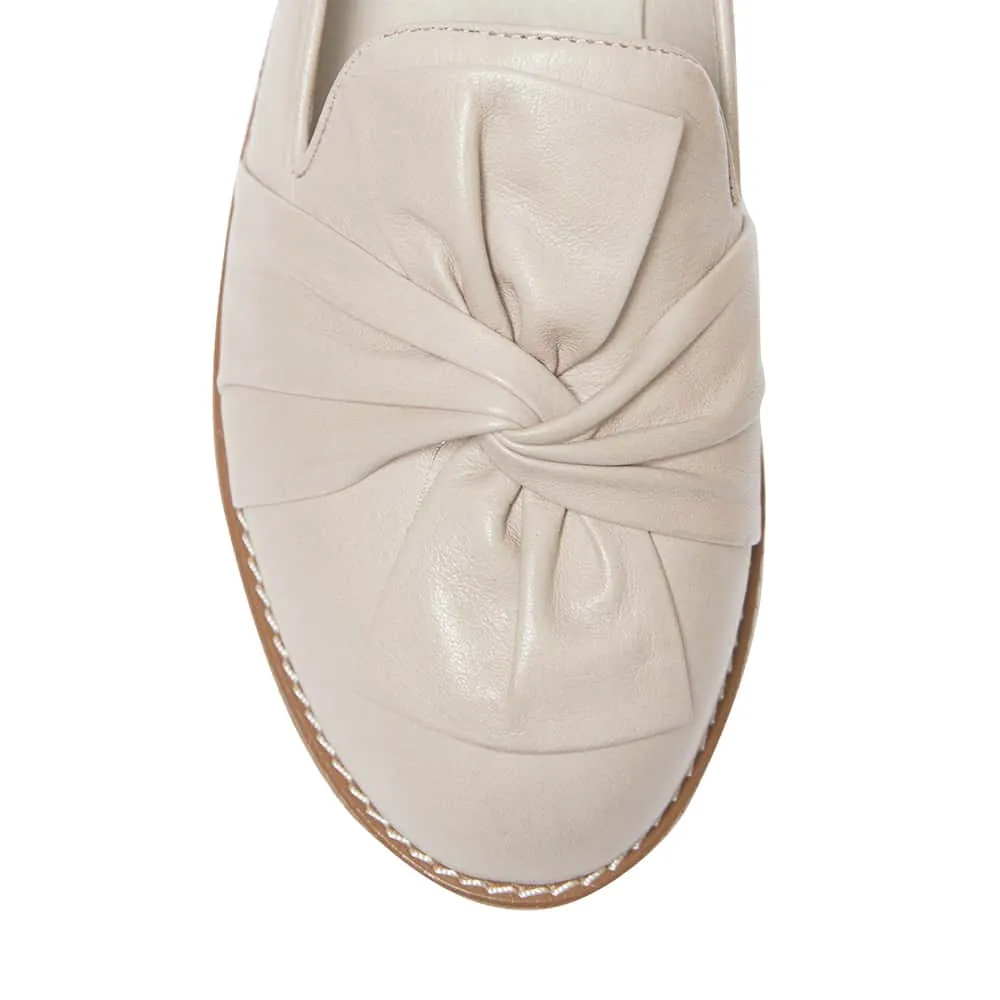 Dandy Flat in Light Grey Leather