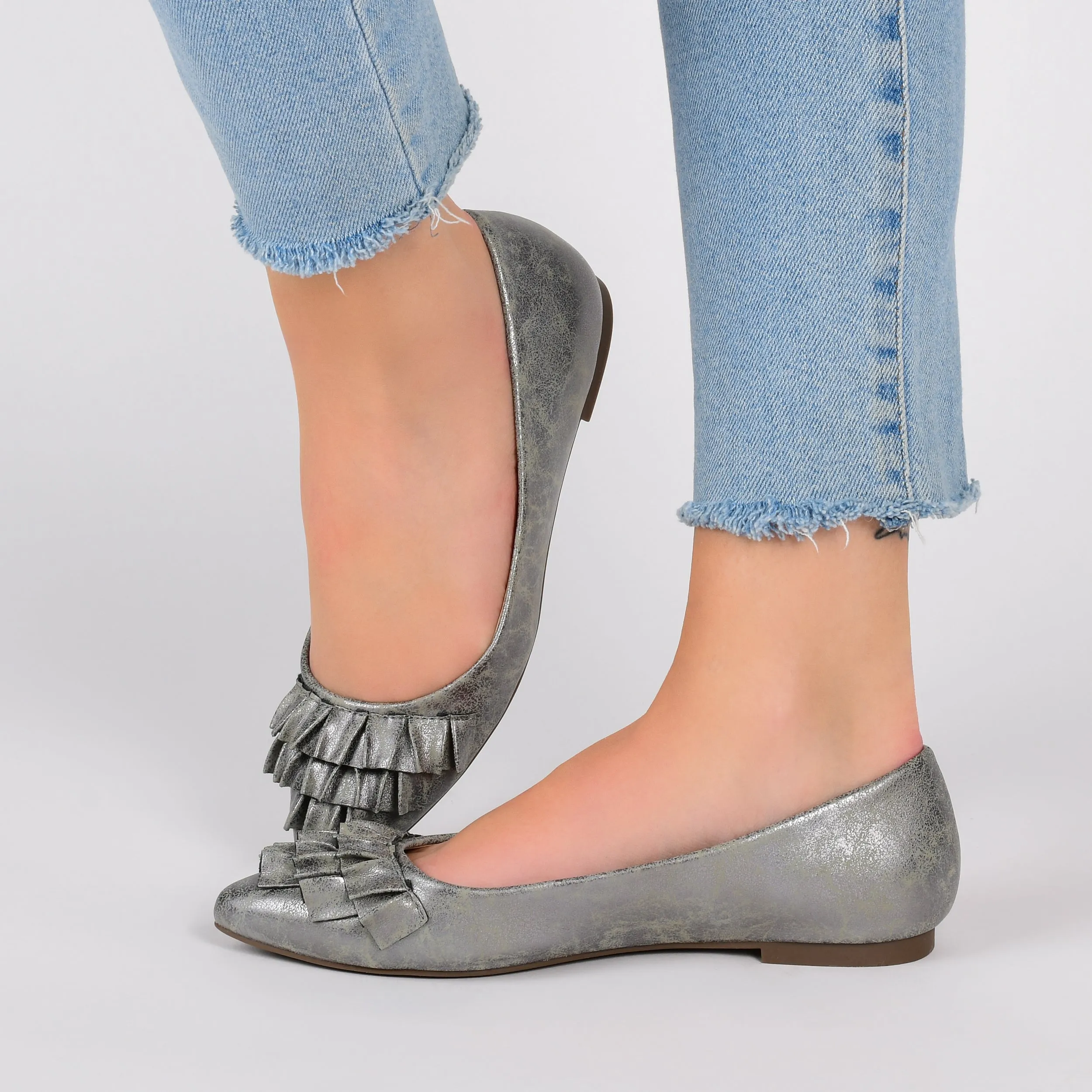 Journee Collection Women's Judy Wide Width Flat