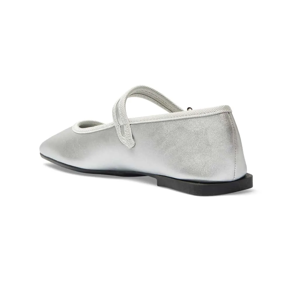 Romy Flat in Silver Metallic