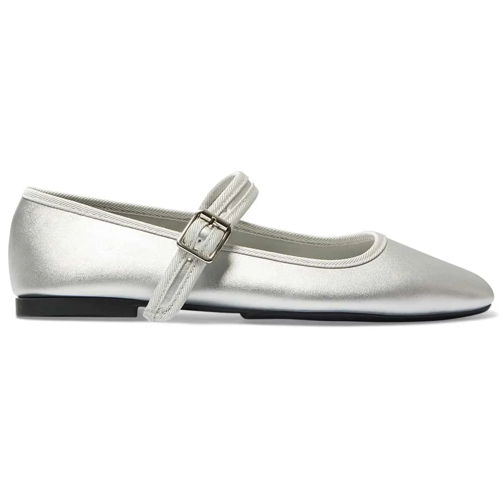 Romy Flat in Silver Metallic