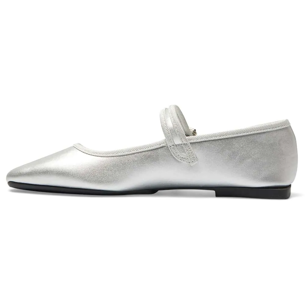 Romy Flat in Silver Metallic