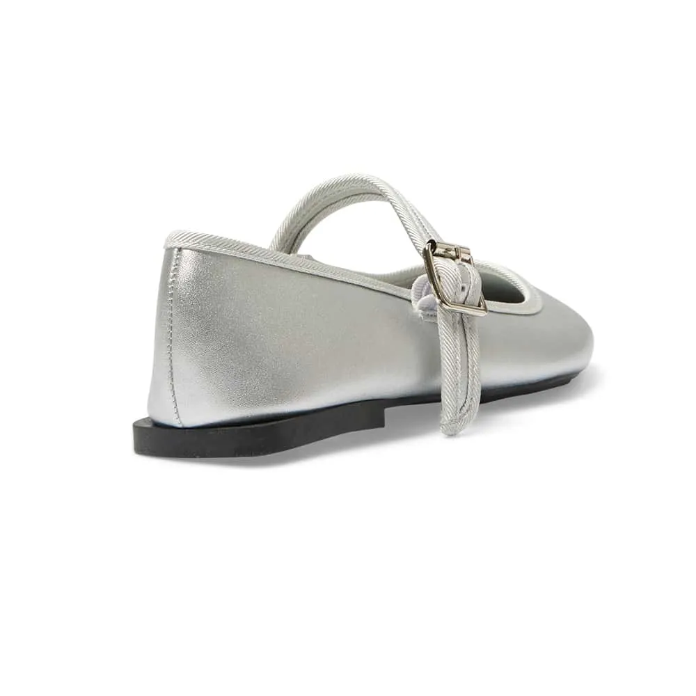 Romy Flat in Silver Metallic