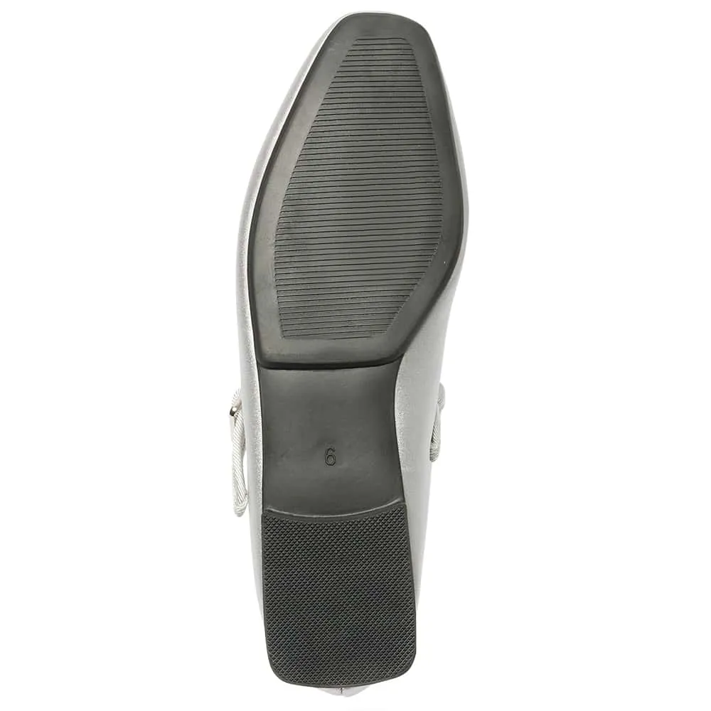 Romy Flat in Silver Metallic