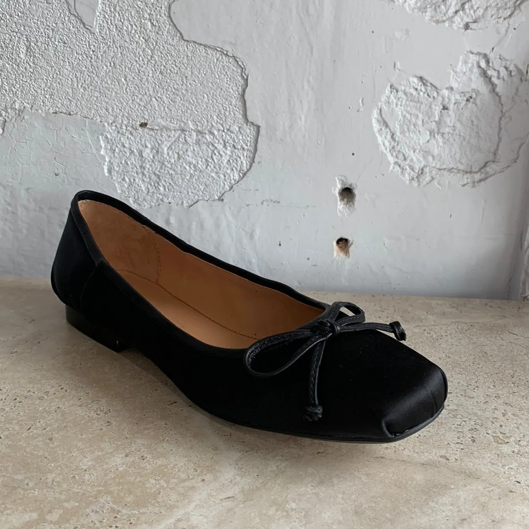 Top End Mookie Black Satin