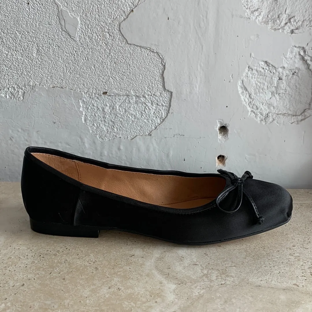 Top End Mookie Black Satin