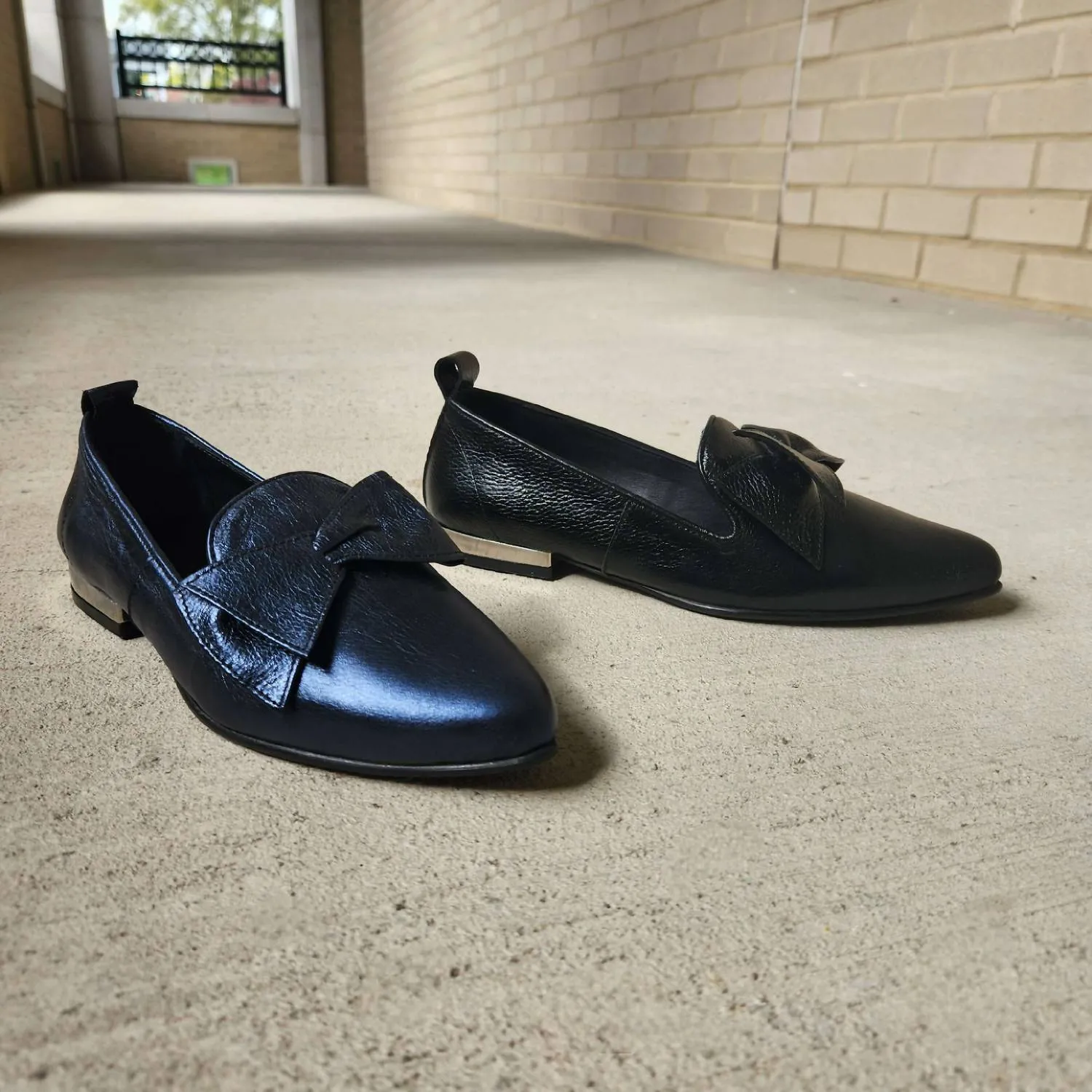 Women's Pointed Toe Flat Shoes In Black Shimmer